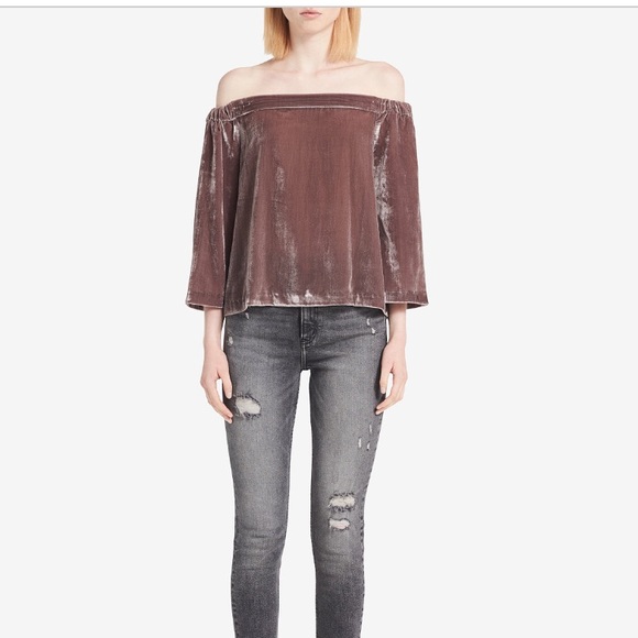 Calvin Klein Jeans Tops - 🎉🎉OFF THE SHOULDER TOP 💥😍